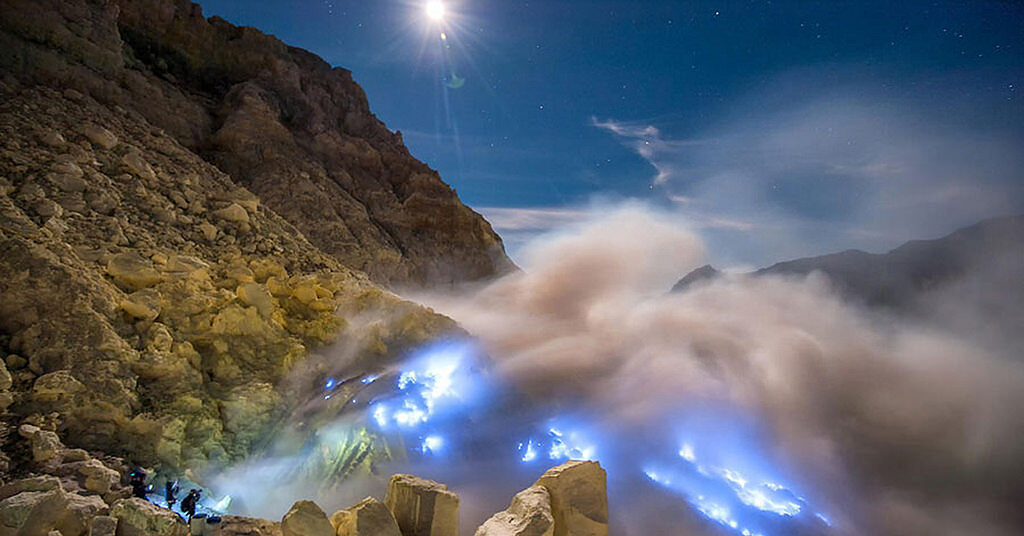 Blue Fire Kawah Ijen - Wisata Ijen dari Travel Bromo Probolinggo